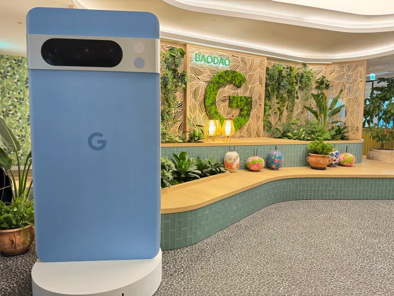 ▲Google新辦公室在7樓的餐廳有大型Pixel手機佈置物，牆面還有植栽相當療癒。（圖／記者周淑萍攝）