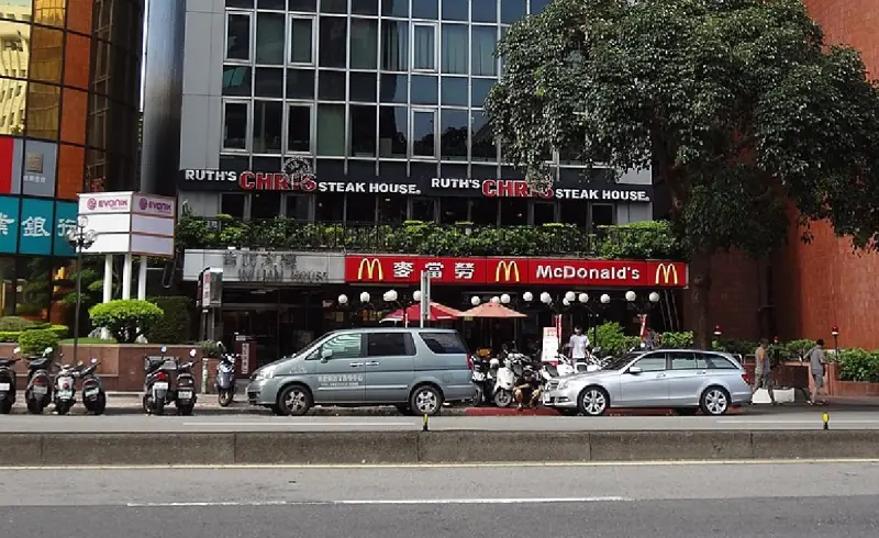 ▲當年爆炸案發生地點之一,麥當勞台北民生店。(圖/取自維基百科)