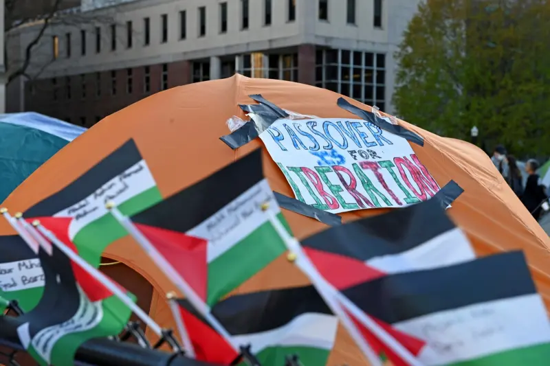 ▲美國多所大學近日爆發聲援巴勒斯坦、反對加薩戰爭的示威潮，抗議者並在校園裡搭起帳篷、布置巴勒斯坦旗幟。（圖／美聯社／達志影像）