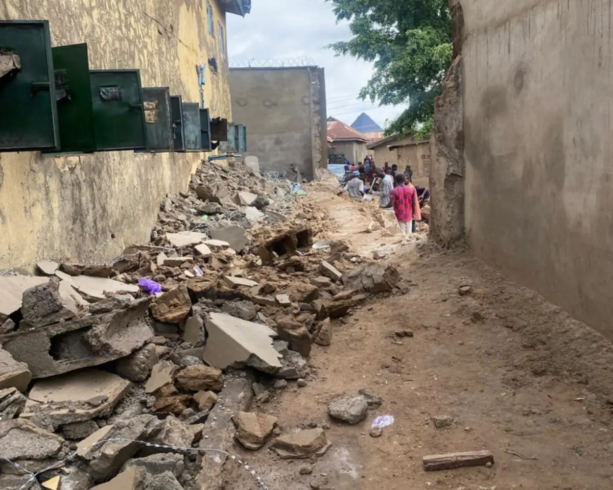 ▲非洲奈及利亞24日晚間遭暴雨侵襲，沖壞了蘇萊賈監獄（Suleja prison）的外牆及周遭建築，超過百名囚犯趁亂逃離。（圖／翻攝自X平台）