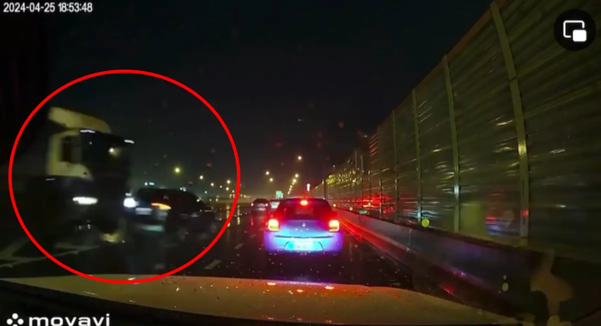 ▲39歲陳女駕駛深夜自小客車，突變換車道下交流道，導致後方聯結車煞車不及失控翻覆，橫躺在國道車道上，又波及2輛自小客車，所幸整起事故並無人員傷亡。（圖／翻攝畫面）