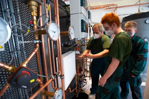 黃仁勳點名水電工超搶手　人力銀行估薪資3年成長20%
