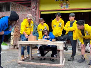 ▲峮峮（前）主持中視《飢餓遊戲》已3年，與其他主持大哥們也培養深厚兄妹情誼，玩遊戲時還曾因開玩笑頂嘴被孫協志（右二）碎念。（圖／中視提供）