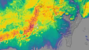 ▲目前在西南海域，有另外一波強烈雷雨帶正在靠近，預計 12:30 前後雨勢將再增強。（圖／翻攝自「台灣颱風論壇｜天氣特急」粉專）