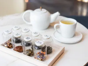 ▲「SS Pâtisserie夏・精品甜點」推出全新品茶服務，過聞香的步驟點選喜歡的茶款，讓細緻的感官體驗，營造生活美學。（圖／御盟國際驛館提供）