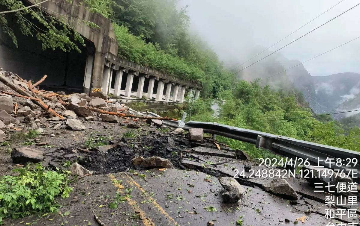 ▲中橫便道22.1K明隧道前，落石阻路無法通行。（圖／谷關工務段提供，2024.04.22）