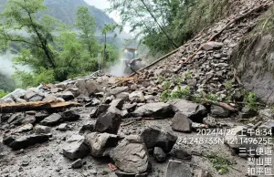 ▲中橫便道22.1K處，機具一邊冒雨清除、一邊閃避落石，危險性極高。（圖／谷關工務段提供，2024.04.22）