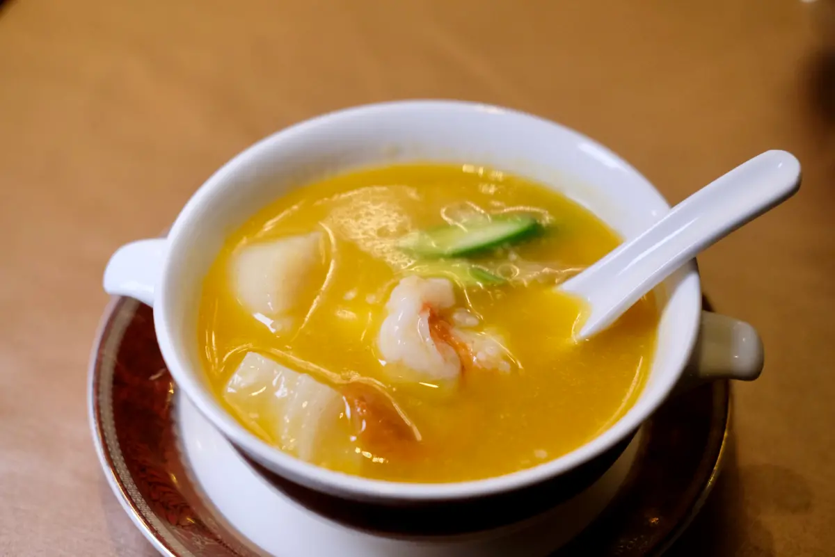 ▲政商名流喜愛造訪的「海峽會」延攬了新主廚方永銘擔任任廚藝總監，整合海峽會餐飲集團全餐系並以新菜單，圖為中餐廳推出的菜色「鮮貝京城黃譚子」，黃金湯搭配手剝蝦仁與帶子，相當奢華。（圖／記者葉盛耀攝）