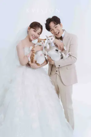 ▲謝京穎（左）與張書偉（右）還與2隻寵物貓合拍婚紗照。（圖／KVISION海外婚禮婚紗攝影團隊提供）