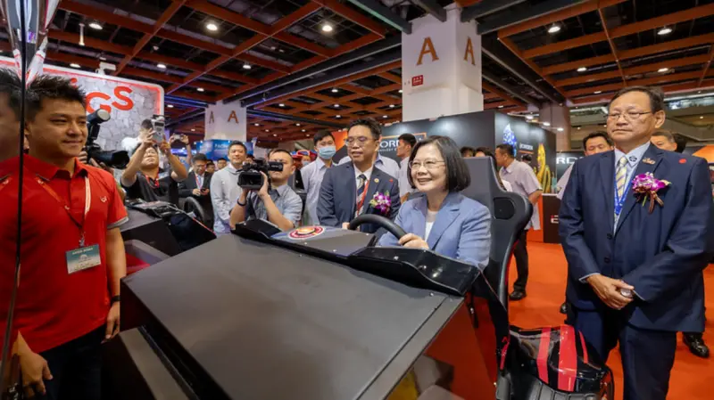 ▲蔡英文今出席「第27屆台灣電子遊戲機國際產業展」，體驗賽車遊戲。（圖／總統府提供）