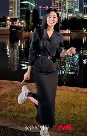 ▲金智媛穿著這雙小白鞋，7.5公分的墊高，更顯她腿長。（圖／翻攝自tvN IG）