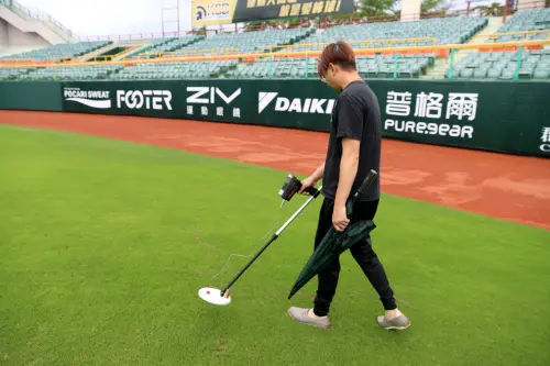 ▲澄清湖球場又出包，比賽中竟有鋼條，高雄市透過透地雷達掃描。（圖／高雄市運發局提供）