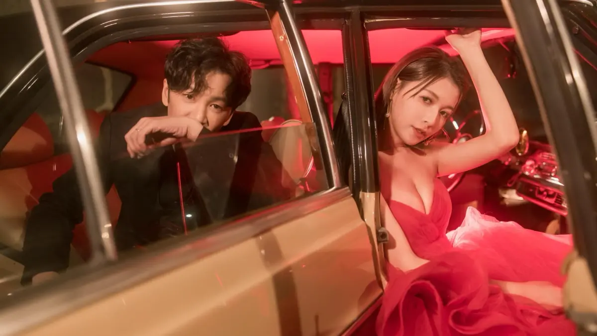 ▲張書偉（左）與謝京穎（右）今（26）日公布將在6月9日舉辦婚禮，謝京穎的深V超性感婚紗、一家4口的甜蜜婚紗合影同時曝光。（圖／翻攝自張書偉臉書）