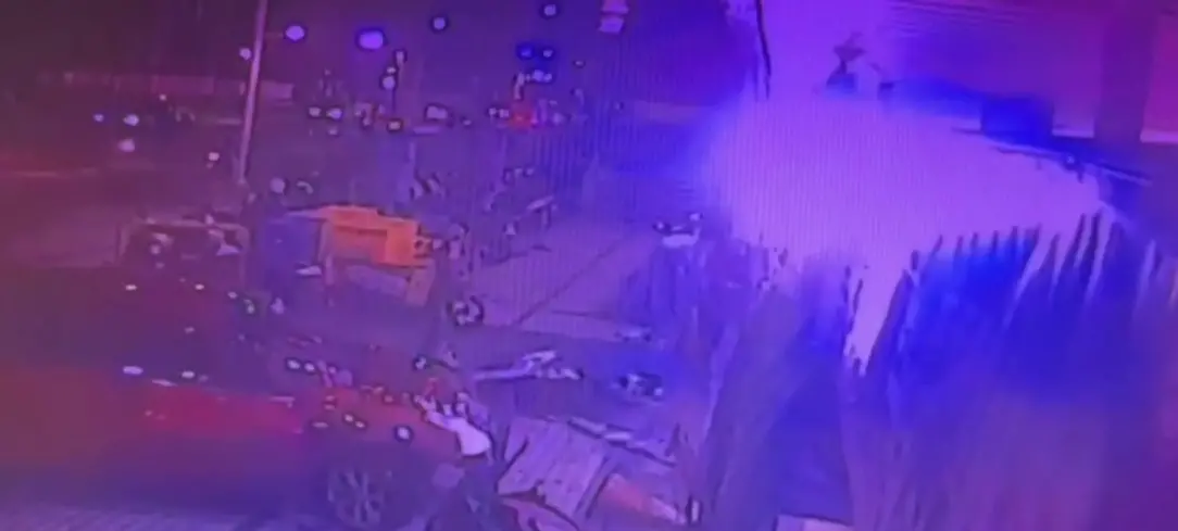 ▲高雄市苓雅區三多一路發生嚴重車禍，一輛汽車高速撞進小北百貨騎樓，路旁機車也遭波及，導致6人受傷，有5人送醫、其中1人意識不清。（圖／翻攝畫面）