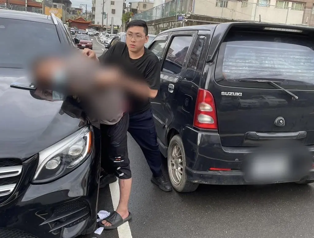 ▲物流駕駛肇事逃逸，警方調閱監視器，鎖定45歲邱姓男子，傍晚在楊梅天成醫院附近停車場將人逮捕歸案。（圖／翻攝畫面）