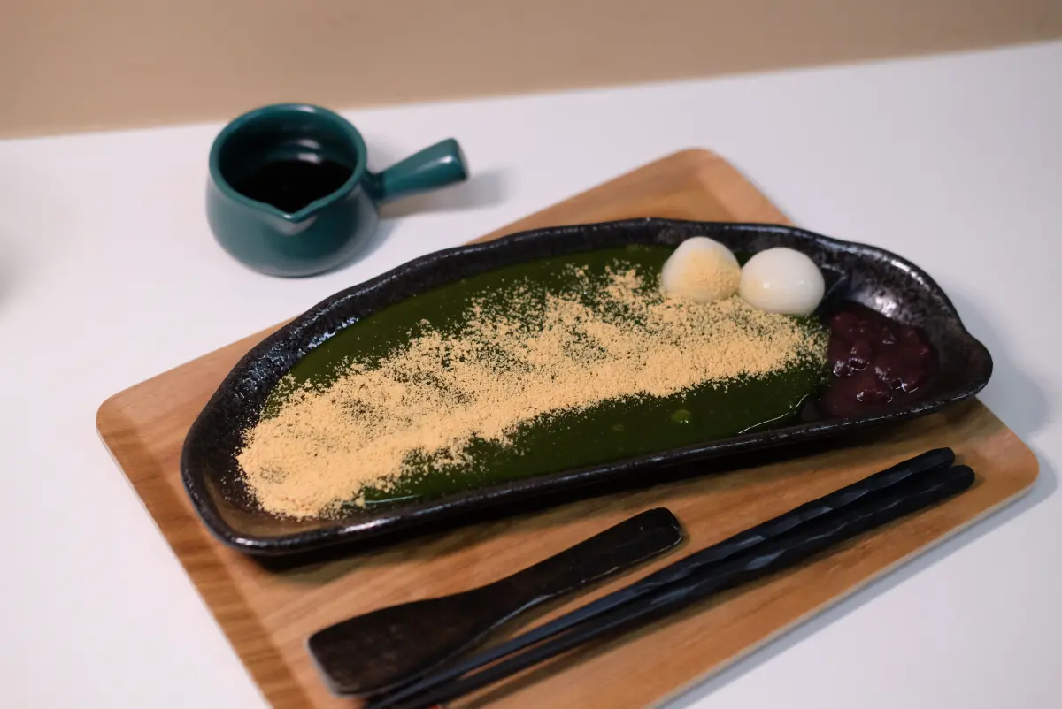 ▲到日本京都必吃的熱蕨餅，口感獨特，與冰的蕨餅很不同，現在在高雄的「Daruma Saro だるま茶廊」就吃得到。（圖／記者葉盛耀攝）