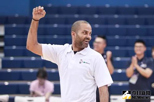 ▲NBA球星Tony Parker出席球迷見面會秀了一手投籃功夫。（圖／記者葉政勳攝 , 2024.04.27）