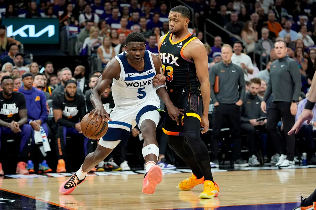 ▲明尼蘇達灰狼新星Anthony Edwards全場砍下36分、化身灰狼「呂布」大戰鳳凰城太陽三巨頭，帶領球隊以126：109大勝太陽，系列賽3：0聽牌。（圖／美聯社／達志影像）