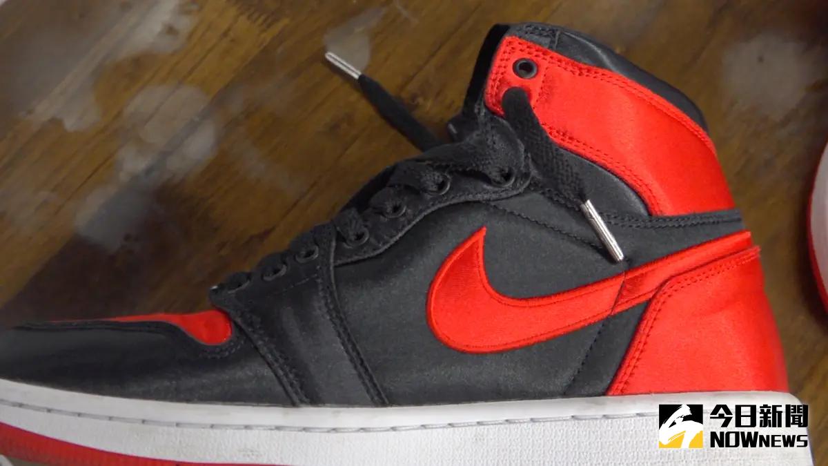 ▲本周《鞋槓人生》要帶大家來開箱櫻木花道在動漫中所穿的Jordan 1代黑紅，專家們還加碼透露喬丹與灌籃高手聯名的背後秘密。（圖／吳忠育 攝）