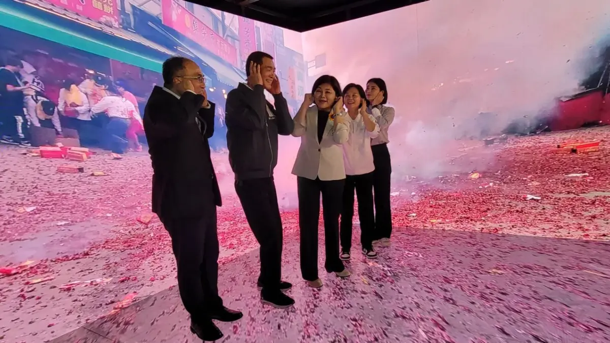 ▲數位部攜手北港朝天宮，首創「5G數位藝閣車」迎媽祖，運用AI技術、5G大頻寬，讓民眾安全觀犁炮、藝閣遶境。（圖／數位部提供）