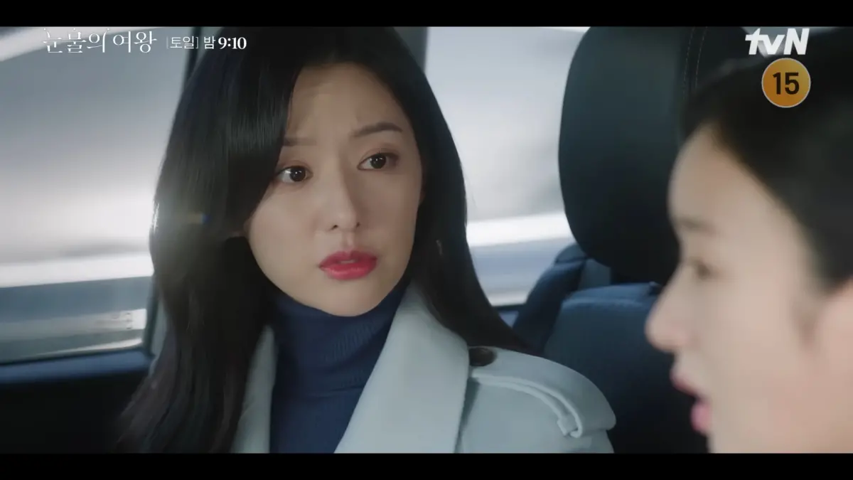 ▲《淚之女王》第15集搶先看中，失憶的金智媛疑似一見鍾情金秀賢，再當對方的「跟蹤狂」。（圖／tvN drama YouTube）