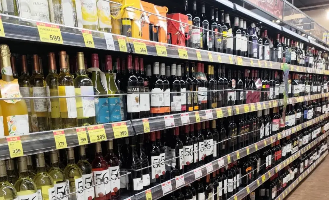 ▲最近餘震相當頻繁，花蓮有全聯門市直接幫酒水類別加裝「護欄」，防止地震來時全部酒水被搖晃落地。（圖/路上觀察學院）