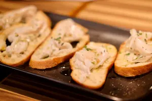 ▲「豬背油Lardo」真的就是豬背脂肪，以海鹽、迷迭香等醃製風乾熟成，搭佐法式長棍麵包薄片。（圖／記者葉盛耀攝）