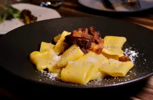 ▲「培根蛋大水管麵」除了有講究的自製麵條，將之內的生蛋黃是選用彰化桂園自然生態農場的烏骨雞蛋。（圖／記者葉盛耀攝）