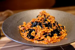 ▲「墨魚麵」結合上屏東東港產的櫻花蝦，更噴香開胃。（圖／記者葉盛耀攝）