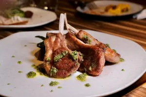 ▲「炭烤和羊排」選用紐西蘭Lumina高地和羊小羊排，香嫩不羶。（圖／記者葉盛耀攝）