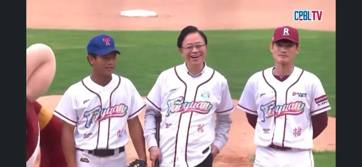 ▲ 桃園球場啟用，桃園市長張善政卻遭小球員「觸身球」砸中。（圖／CPBLtv)