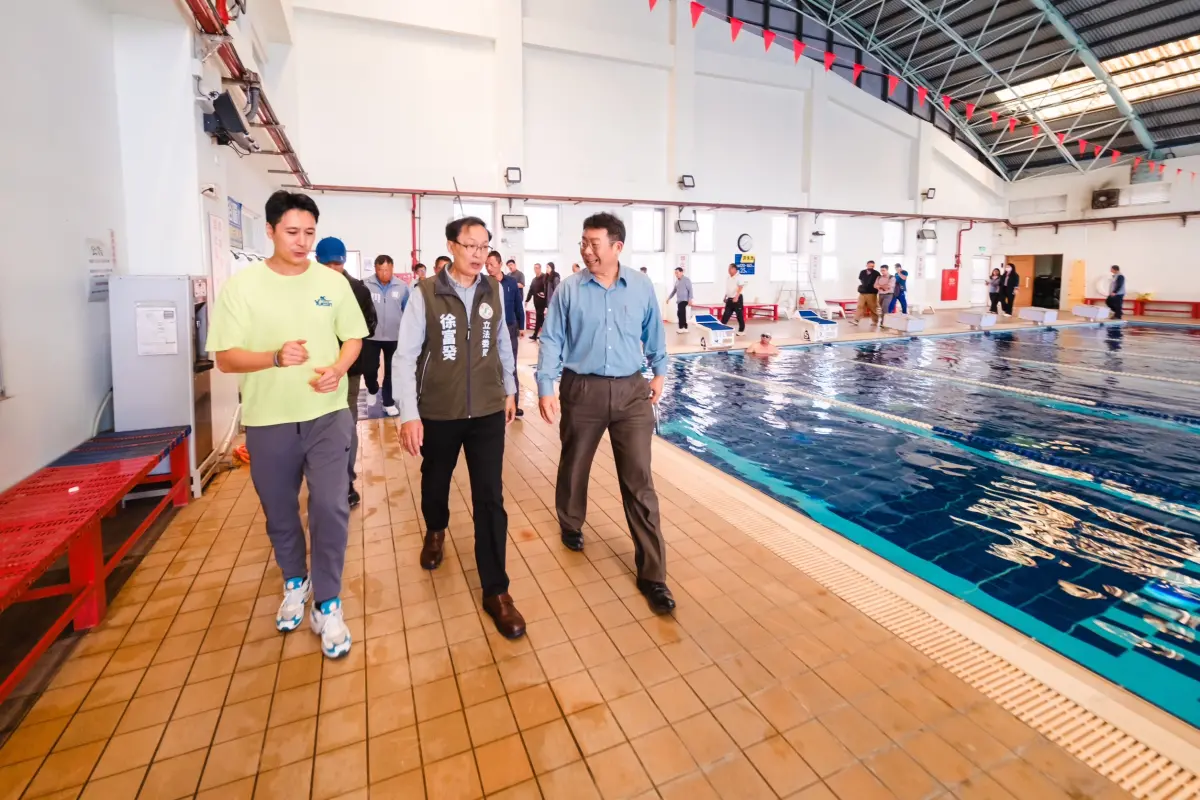 ▲立委徐富癸會同相關單位官員實地會勘，爭取到萬巒國中和東新國中兩校近570萬元的泳池維修補助經費。（圖／徐富癸提供）