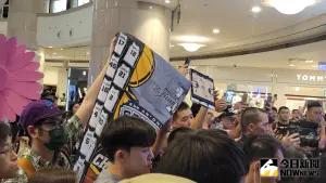 Tony Parker近期來台灣參加活動,這也是他首次來台,今(27)日親臨「TISSOT天梭表臺北101專賣店」,現場有很多他的球迷,這位法國超級球星也展現親民的一面,幫粉絲簽字簽名。 ▲Tony Parker近期來台灣參加活動,這也是他首次來台,今(27)日親臨「TISSOT天梭表臺北101專賣店」,現場有很多他的球迷,這位法國超級球星也展現親民的一面,幫粉絲簽字簽名。(圖/記者黃建霖攝)