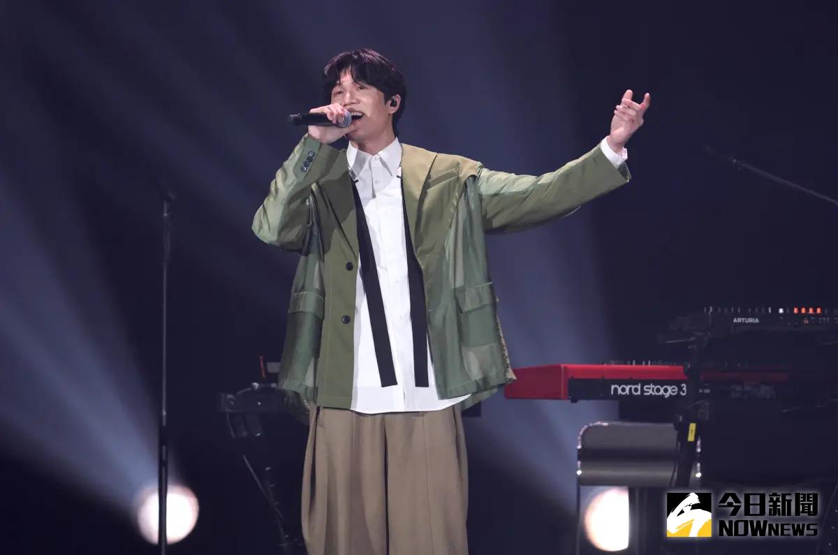 ▲宇宙人睽違4年再度攻上小巨蛋，終於聽到現場1萬位歌迷的尖叫聲，此外，主唱小玉還公然開約女神陳綺貞，一起坐上情人沙發開唱〈私奔到月球〉，讓粉絲們嗨翻。（圖／記者陳明中攝影）