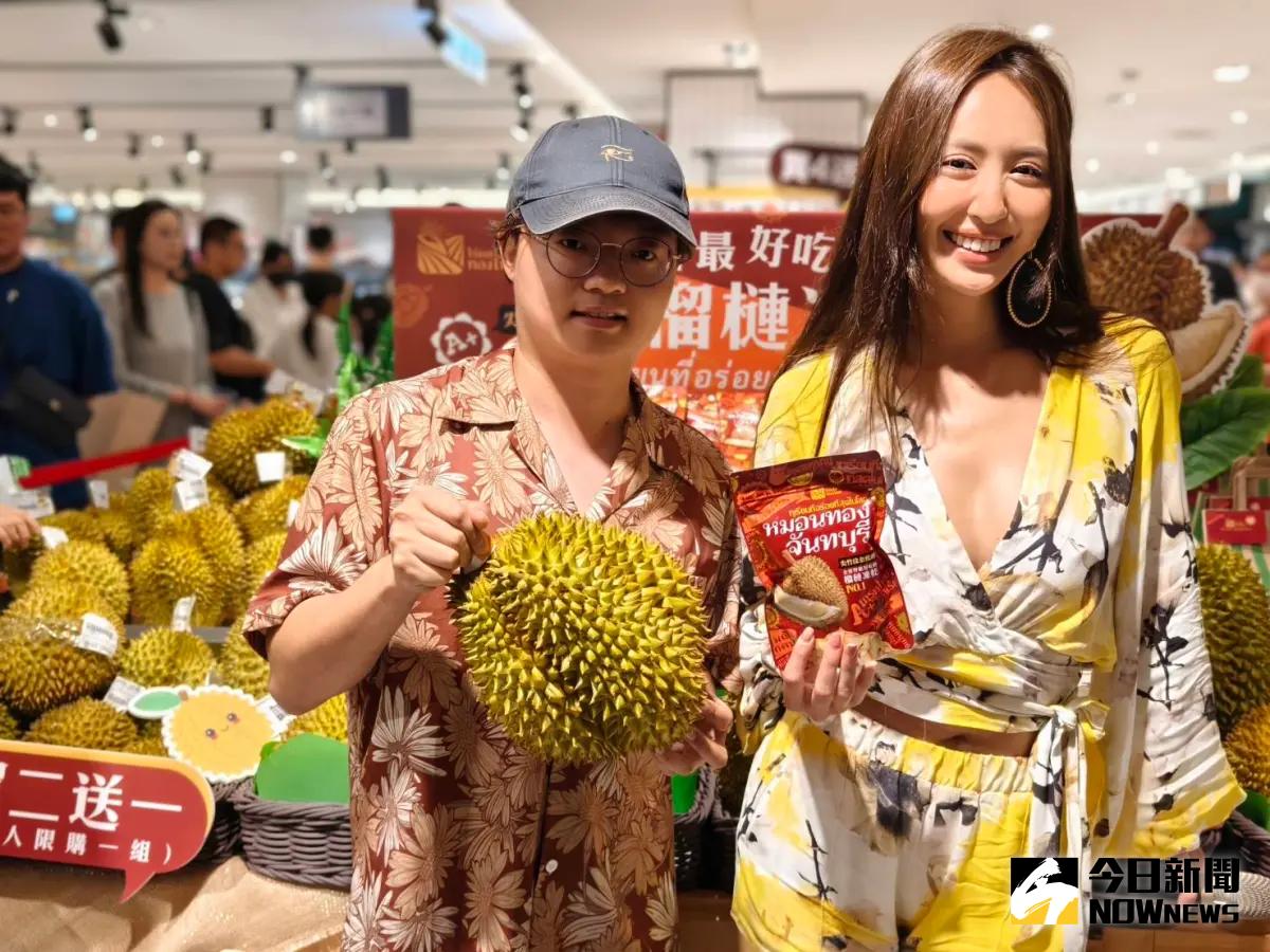 ▲泰金果田榴槤凍乾今起在台中新光三越快閃行銷，薔薔擔任一日店長，單日狂賣千包。（圖／記者金武鳳攝，2024.4.27)