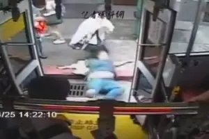 疑不滿下公車被擋!老翁發狂「強拉婦女下車」還踹人 無人伸援手