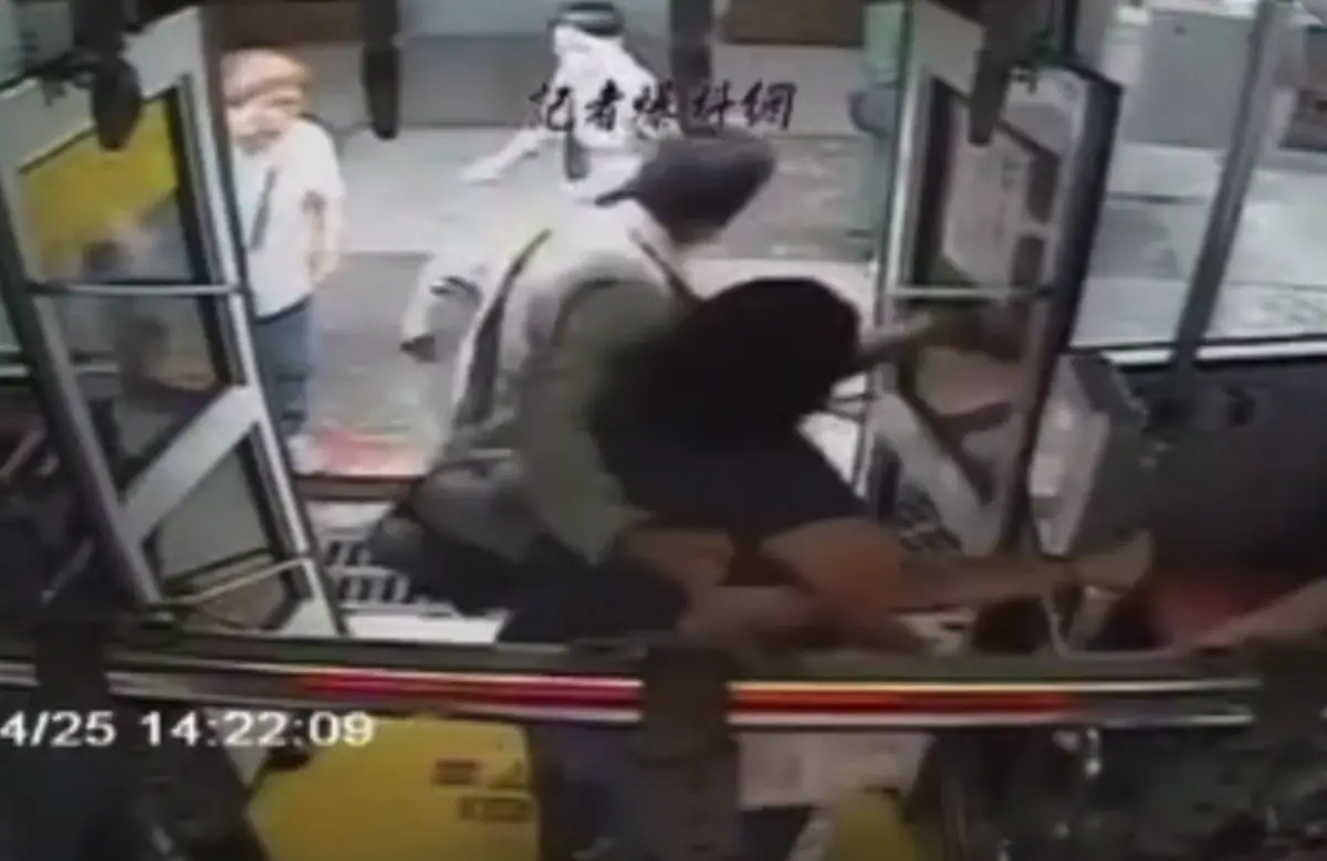 ▲基隆一名婦人遭強拉下公車，導致其頭與左側身體撞到地面受傷。（圖／翻攝記者爆料網）