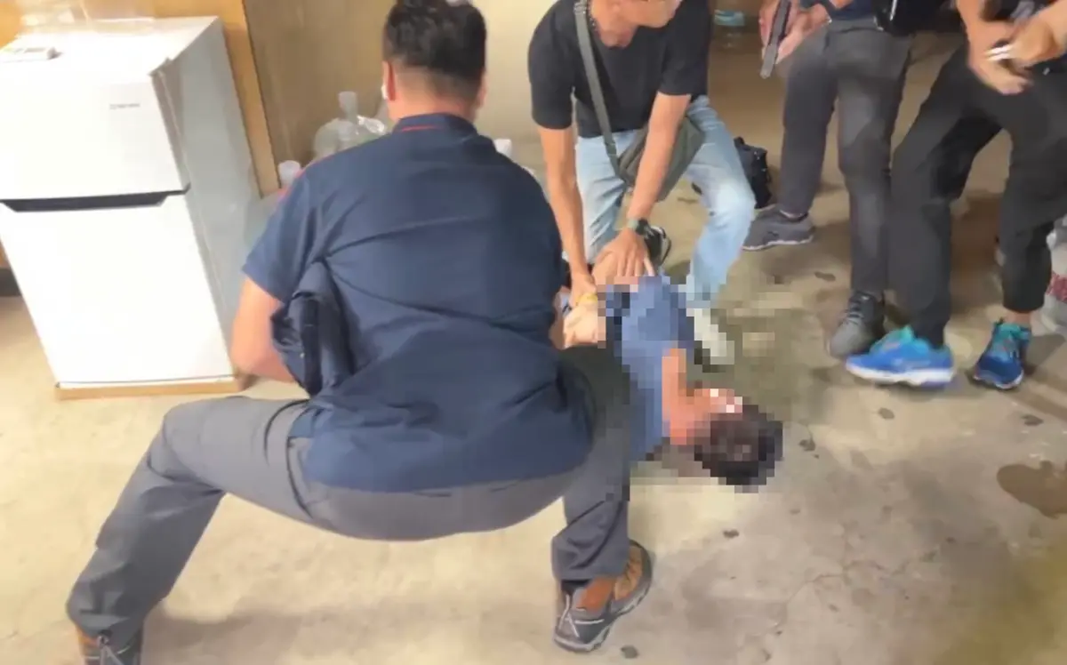 ▲海巡署偵防分署查緝人蛇集團，攻堅逮捕遭通緝的首腦陳信夫，全案將依違反《入出國及移民法》移送法辦。（圖／翻攝畫面）