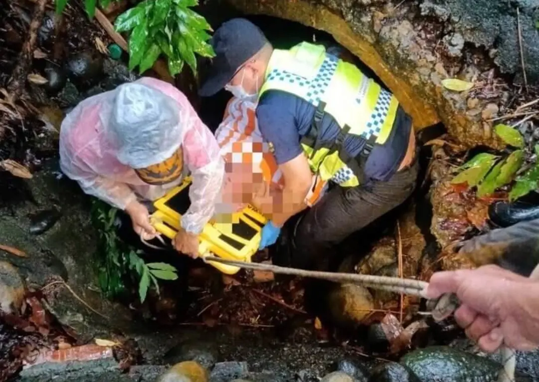 ▲嘉義縣大林鎮80多歲的林姓失智老翁，22日外出之後失聯，警方獲報後展開搜索，於26日在石龜溪排水管內發現林翁，將他緊急送醫治療。（圖／翻攝畫面）
