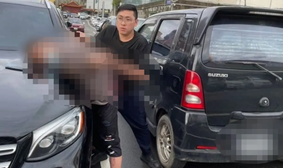 ▲新竹物流委外廠商員工邱姓男子，因擦撞護欄致貨櫃掉落，竟將貨櫃丟下落跑，導致後方車輛閃避不及撞上，警方循線追查邱男到案，發現他竟是通緝犯。（圖／翻攝畫面）