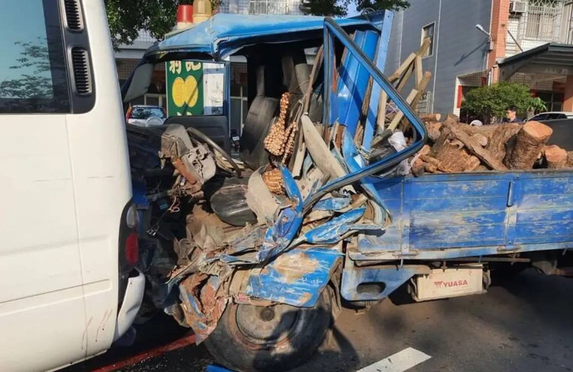 ▲27日下午，彰化縣員林市員南路附近，發生一起車禍事故，一台載運木材的小貨車，衝撞轉角處的「有應媽祠」。（圖／翻攝畫面）