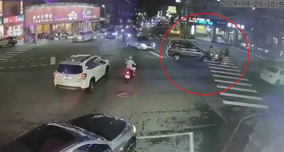 ▲台中76歲林姓男子駕駛休旅車，行經五權西路二段、向心路口時，違規從外線車道搶快左轉，差點撞飛正在過斑馬線的1家4口，造成其中22歲張姓女子受傷。（圖／翻攝畫面）