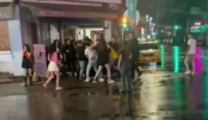 喝太嗨!台南醉男手賤搖動遮雨棚濺水 下秒慘遭多名酒客圍毆