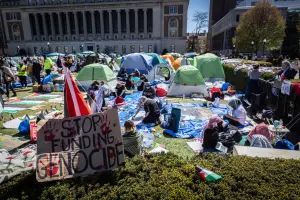 ▲美國多所大學近日爆發聲援巴勒斯坦、反對加薩戰爭的示威潮,抗議者並在校園裡搭起帳篷。圖為哥倫比亞大學示威者所搭建的帳篷。(圖/美聯社/達志影像) ▲美國多所大學近日爆發聲援巴勒斯坦、反對加薩戰爭的示威潮,抗議者並在校園裡搭起帳篷。圖為哥倫比亞大學示威者所搭建的帳篷。(圖/美聯社/達志影像)