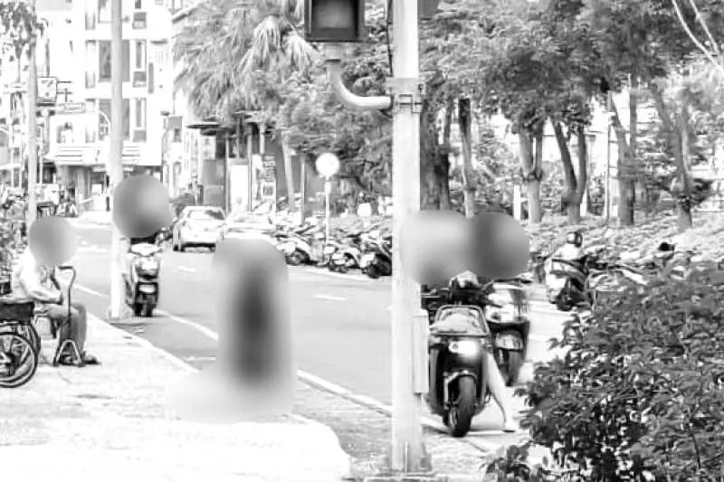 ▲嘉義市永安街、新榮路口27日傳出一名國中少女遭母親逼當街下跪，被路過民眾直擊拍照並上傳網路，引發爭議。（圖／翻攝臉書《綠豆嘉義人》）