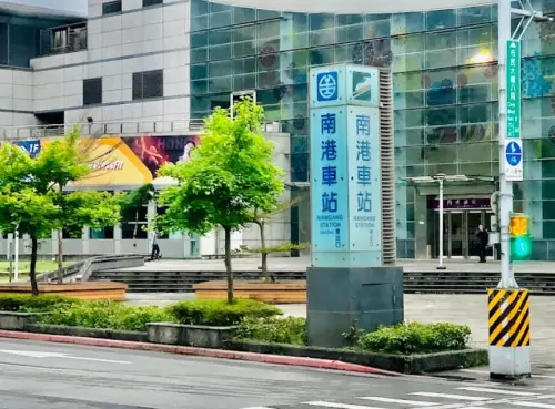 ▲消基會指出，南港、松山、板橋及中壢等4站部分時段誤點發生率曾達六至七成，呼籲台鐵完整公開各站準點資訊。（圖/Google評論）