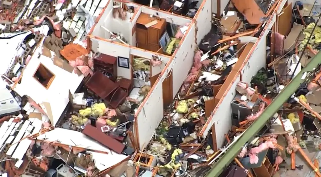 ▲美國多處地區遭龍捲風襲擊，奧克拉荷馬州中南部小鎮瑟弗爾受到嚴重破壞。（圖／美聯社／達志影像）