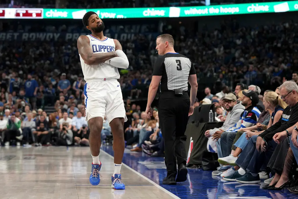 ▲快艇Paul George頂級嘲諷！對位獨行俠P.J. Washington砍下外線後，當面模仿他前役雙手抱胸姿勢。