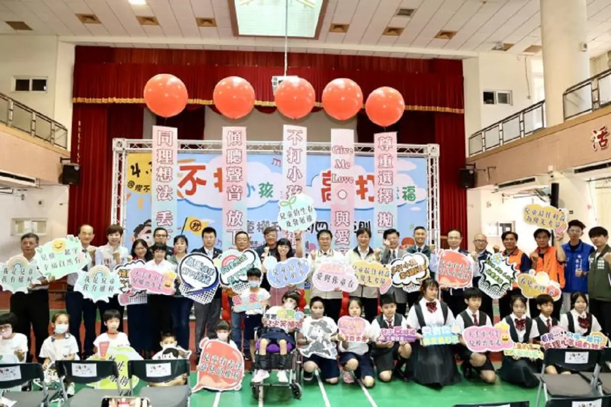 ▲「國際不打小孩日」前夕，南市府在永福國小舉辦「兒童權利公約-親子共融」宣導活動，市長黃偉哲與在場親師生共同宣誓「不打小孩，幸福到來」。(圖／台南市府提供)