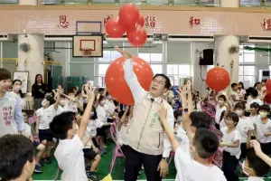 ▲4月30日是「國際不打小孩日」，為喚起對兒童權利的重視，台南市政府今(29)日上午在永福國小舉辦「兒童權利公約-親子共融」宣導活動。(圖／台南市府提供)